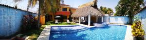 - une piscine dans la cour d'une maison dans l'établissement Chalet en Puerto San Jose, à Puerto San José