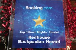 ein Schild, auf dem steht: Top Room night hotel backpacker hostel in der Unterkunft Redhouse Dalat Hotel in Da Lat