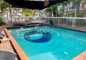 une grande piscine d'eau bleue dans l'établissement Outrigger Burleigh, à Gold Coast