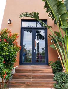 una porta d'ingresso di una casa con scale in legno di Lancasa Taitung a Città di Taitung Altre 37 foto