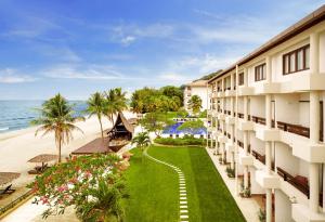 een luchtzicht op het hotel en het strand bij Hyatt Regency Kuantan Resort in Kuantan