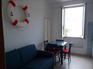 uma sala de estar com uma mesa e um salva-vidas na parede em Grottammare mon amour Marina Piccola em Grottammare