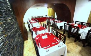ห้องอาหารหรือที่รับประทานอาหารของ Hotel Green Leaf Srinagar