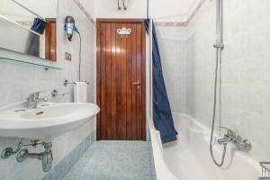 bagno con lavandino e porta in legno di Holiday home in Stintino/Sardinien 35760 a Stintino