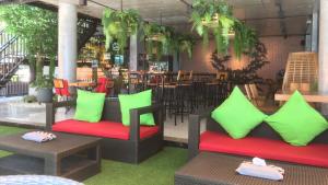 Posezení v ubytování Maneetel Krabi Beachfront-SHA Plus