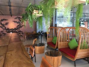 Posezení v ubytování Maneetel Krabi Beachfront-SHA Plus