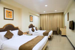 塞恩Hotel Tip Top Plaza的酒店客房的两张床