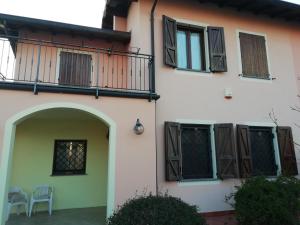 a building with a balcony and a patio at B&B La casa dei frutti di bosco in Garlasco