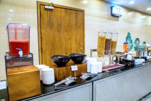 Hotel Tip Top Plaza的厨房或小厨房