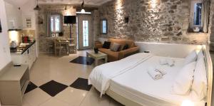 sypialnia z dużym łóżkiem i kuchnią w obiekcie NJ Corfu Liston Apartments w Korfu