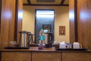 Zestaw do parzenia kawy i herbaty w obiekcie Hotel Tip Top Plaza