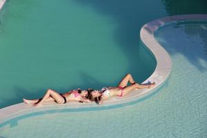 Bazén v ubytování Coron Soleil Express Hotel nebo v jeho okolí