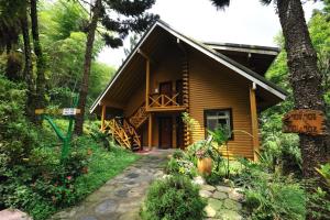 Taman di luar Shinmingshan Holiday Inn
