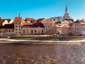 Výhled na řeku, která protéká v blízkosti penzionu
