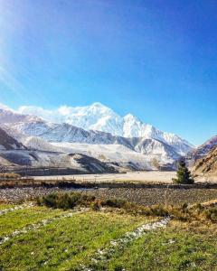a view of a mountain range with snow covered mountains at Hotel Yac Donalds in Kāgbeni