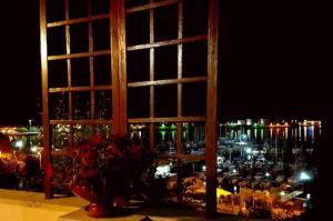 uma vista para um porto à noite a partir de uma janela em B&B Villa Delle Rondini em Vibo Marina