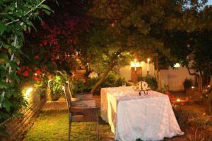 una mesa en un patio trasero con un mantel blanco. en B&B Villa Delle Rondini en Vibo Valentia Marina