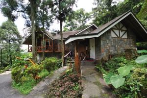 Taman di luar Shinmingshan Holiday Inn