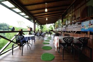 Restoran atau tempat lain untuk makan di Shinmingshan Holiday Inn