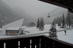 ロッカ・ピエトーレにあるDolomitissime Holiday Homes Marmoladaの雪上スキーリフト乗車者