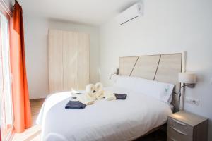 Postel nebo postele na pokoji v ubytování Ereza Villa Matilde + 26 fotografií