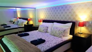 Un pat sau paturi într-o cameră la Welcome Budapest Apartments