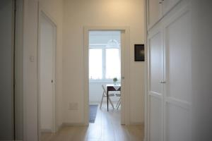 B&B Alghero 82的电视和/或娱乐中心