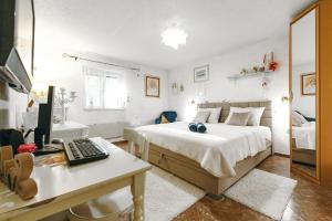 a bedroom with a bed and a desk with a computer at Bingo Apartment in Split