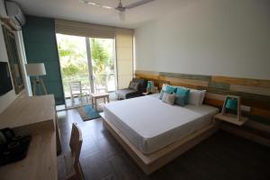 Postel nebo postele na pokoji v ubytování Hikkaduwa Beach Hotel - Special Deal on 3 Night or More Stays