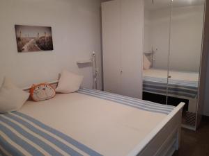 ein Schlafzimmer mit einem großen Bett mit einem Kissen darauf in der Unterkunft Eine schöne 3-Zimmer-Wohnung mit Ostsee-Zugang! in Juliusruh