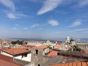- une vue sur la ville depuis le toit d'un bâtiment dans l'établissement B&B O'Maestro, à Somma Vesuviana