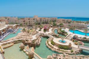 einen Luftblick auf einen Wasserpark in einem Resort in der Unterkunft Kempinski Hotel Soma Bay in Hurghada