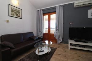 Televízia a/alebo spoločenská miestnosť v ubytovaní Apartments and Rooms Lorena 236