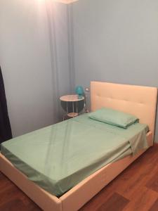 ein Schlafzimmer mit einem Bett und einem Tisch darin in der Unterkunft La terrazza sul vulcano in San Venanzo