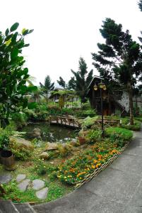 Taman di luar Shinmingshan Holiday Inn