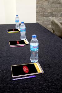 uma garrafa de água sentada em cima de uma mesa em Sleep Inn Hotel - Kariakoo em Dar es Salaam