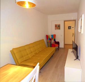 un salon avec un canapé et une télévision dans l'établissement Apartment Poeta Aleixo in Faro, à Faro