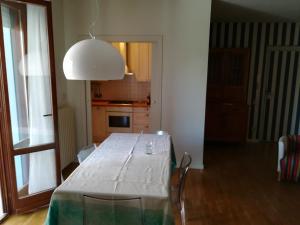 eine Küche mit einem Tisch und einem weißen Tischtuch in der Unterkunft LA CASA DEL MARE in Fano