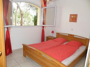 Postel nebo postele na pokoji v ubytování Villa Liamone + 37 fotografií
