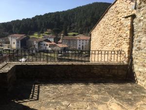 uma vista do topo de um edifício com uma cerca em Le Diable par la queue em Olargues