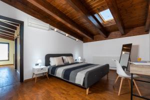 羅德城的住宿－La Luna Villa，一间卧室配有一张床、一张桌子和一把椅子