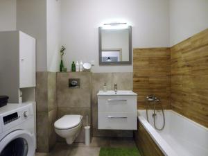ワルシャワにあるAirport Residence Greenのバスルーム(トイレ、洗面台、バスタブ付)