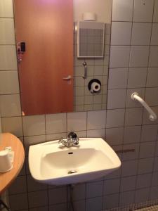 
a bathroom with a sink and a mirror at Hotel Vadehavet in Rømø Kirkeby

