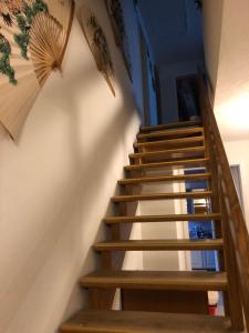 un conjunto de escaleras en una casa con un ventilador en la pared en Casa Wellbella, en Unterkulm