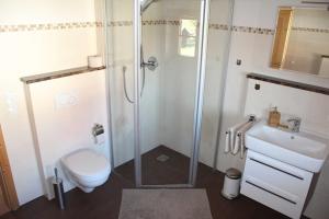 Koupelna v ubytování Ferienwohnung Panoramablick + 17 fotografií