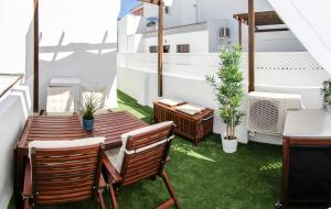 a balcony with a table and chairs and plants at Espectacular ático con terraza en Triana in Seville