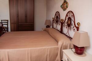 A bed or beds in a room at Serravalle Relais & Country Villa with private pool - Esclusive use