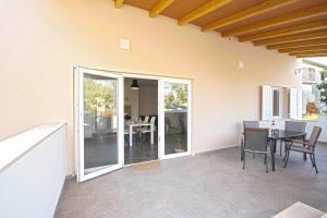 eine Terrasse mit einem Tisch und Stühlen in einem Haus in der Unterkunft *Amazing modern apartment with 2 bedrooms* in Vodnjan + 17 Fotos