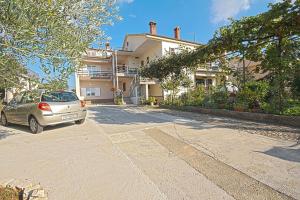 ein vor einem Haus geparktes Auto in der Unterkunft *Amazing modern apartment with 2 bedrooms* in Vodnjan