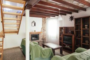 Una sala de estar con sofás y chimenea. en Casa Lola, en Zahora